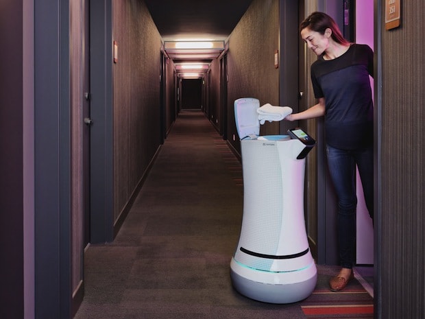 Foto del robot mayordomo Savioke en hoteles y hospitales