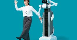 imagen de Ugo el robot mayordomo de Mira Robotics que limpia, laba y dobla ropa