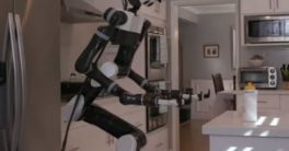 Robot mayorodomo de Toyota utiliza Realidad virtual para aprender movimientos. robot asistente inteligente de Toyota