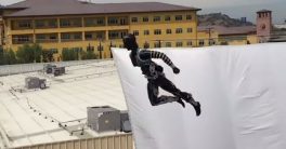 Stuntronic, el robot humanoide que realiza acrobacias