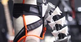 Una cola biónica creada en Japón mejora la agilidad de las personas