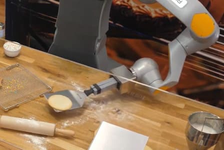 El robot camarero HoLLiE se convierte en pastelero